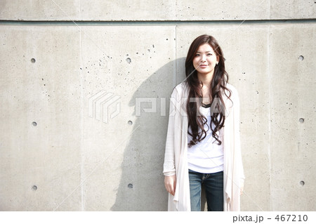 壁際の女性 壁際の女性 467210