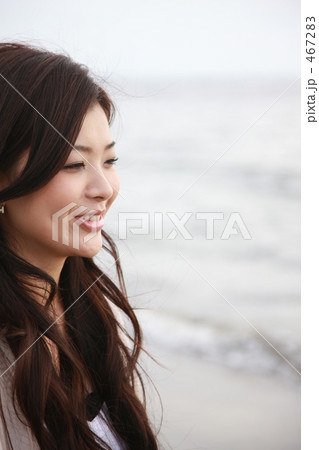 海辺で微笑む女性 467283