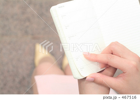 メモを書く女性15 467516