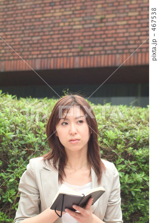 メモを書く女性07 メモを書く女性07 467538