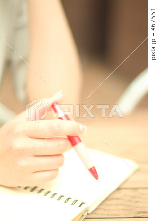 メモを書く女性04 467551