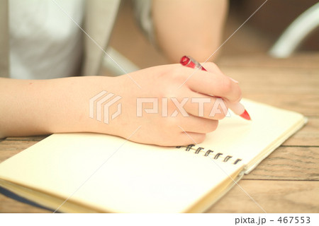 メモを書く女性02 467553