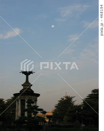 鶴舞公園の噴水と早朝の月 468194