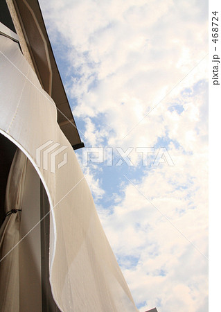 インテリア　生活空間 カーテンと空と風　１ 468724