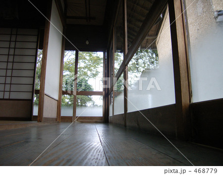 古い民家の縁側 468779