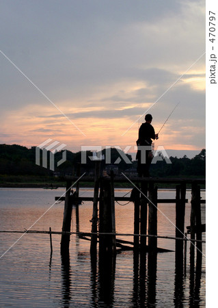 夕暮れの釣り人 470797