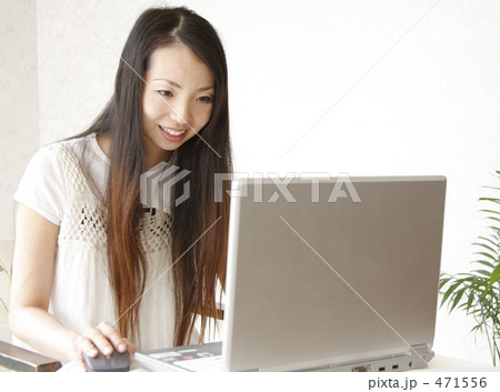 女性とパソコンⅠ 471556