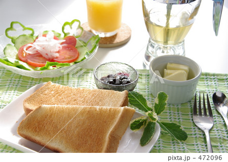 トーストで朝食 472096