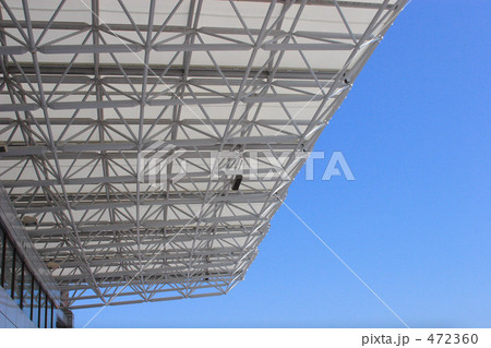 競技場スタンドの屋根と青空 競技場スタンドの屋根と青空 472360
