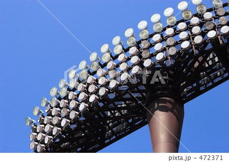 競技場照明設備と青空 472371