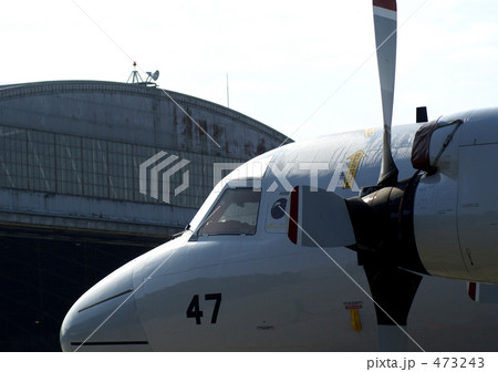 飛行機と格納庫 473243