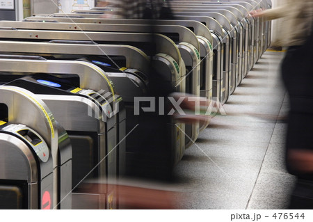 駅の改札口と人の流れ 476544