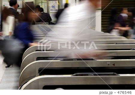 駅の改札口と人の流れ 476546