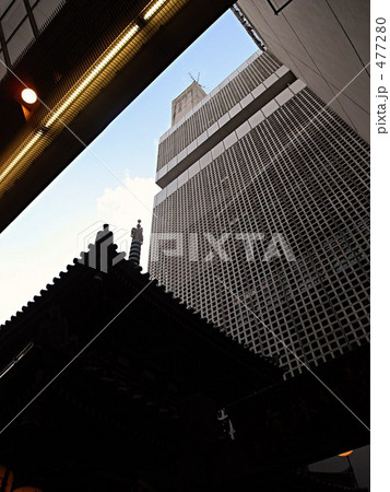 繁華街の寺 477280