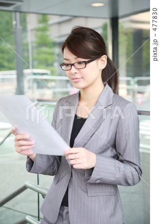 書類を読むビジネスウーマン 477830