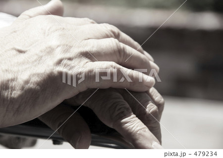 高齢者の手 479234