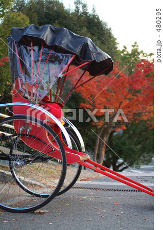 紅葉と人力車 480295