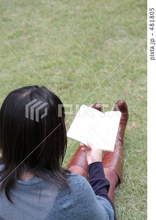 芝生の上で読書をする女性 芝生の上で読書をする女性 481805