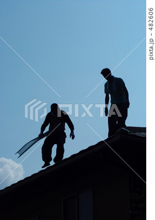 屋根の上のシルエット 482606