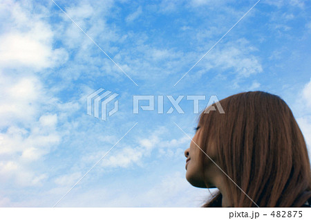 空を見上げる少女の写真素材 4875 空を見上げる少女の写真素材 4875