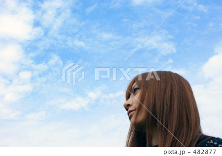 空を見上げる少女 482877