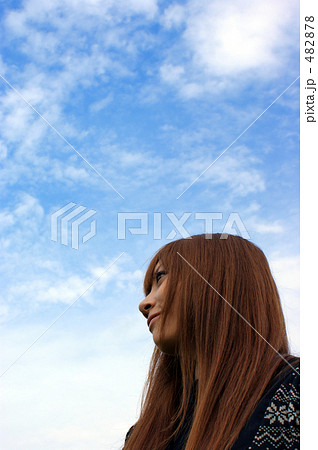 空を見上げる少女 空を見上げる少女 482878