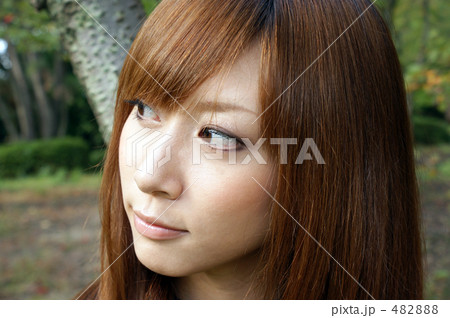 公園を散歩する少女 公園を散歩する少女 482888