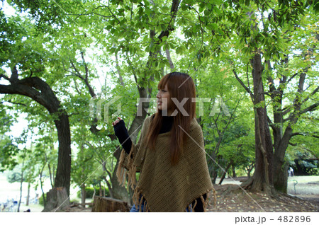 公園を散歩する若い女性 公園を散歩する若い女性 482896