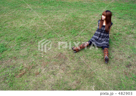 芝生でリラックスする若い女性 芝生でリラックスする若い女性 482903