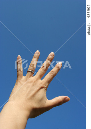 青空にかざす手 483902