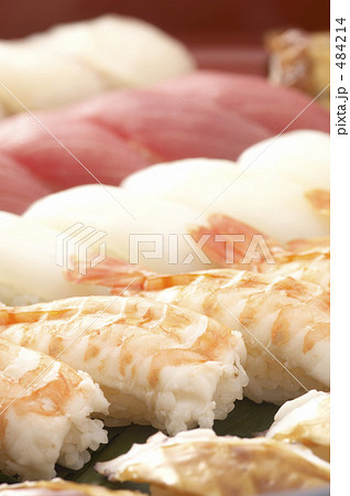 桶盛りの寿司 484214