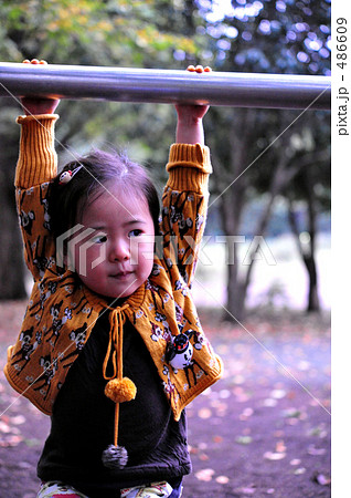 鉄棒をがんばる子供 486609