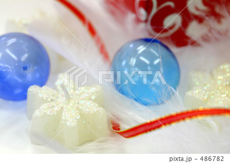 雪のキャンドルとプレゼントボックス 雪のキャンドルとプレゼントボックス 486782