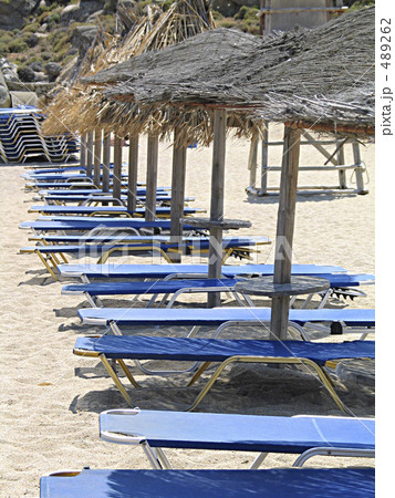 ミコノスパラダイスビーチの海とパラソル 489262