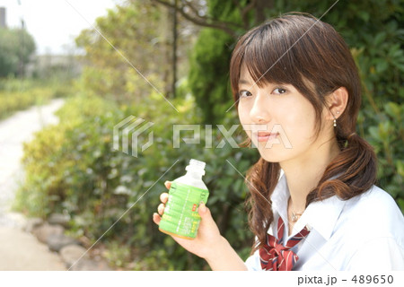 お茶を飲む女子高生 お茶を飲む女子高生 489650