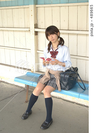 漫画を読む女子高生 489665