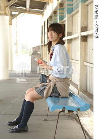 漫画を読む女子高生 489673