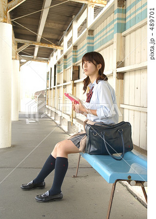駅のベンチで読書の女子高生の写真素材 4701