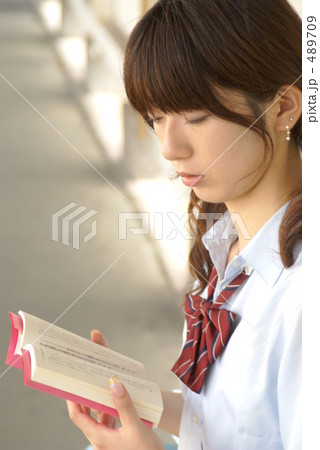 液のベンチで読書の女子高生 489709
