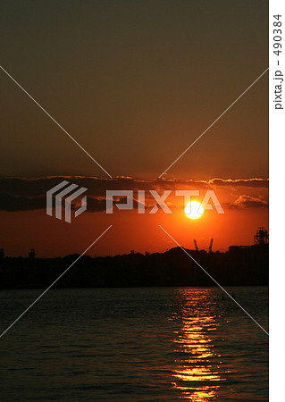 夕焼けの海・縦位置 490384