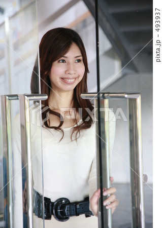 外出する女性 外出する女性 493937