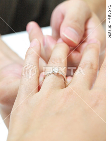 指輪をはめてもらう 495571