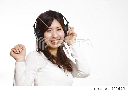 音楽を聴く女性 495696