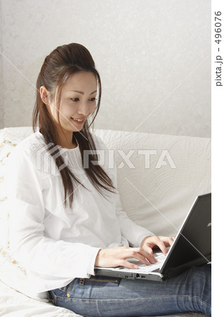 女性とパソコン 496076