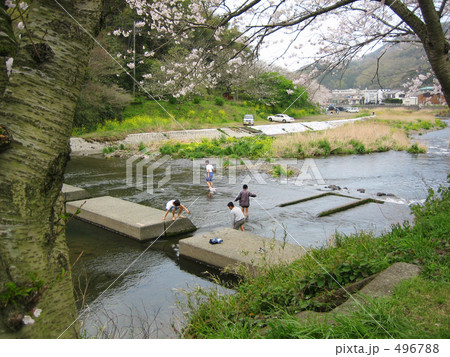 川で遊ぶ少年達 川で遊ぶ少年達 496788