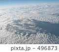 496873