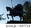 497718