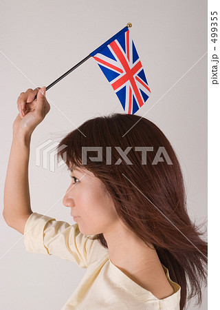 イギリス国旗を持つ女性 499355