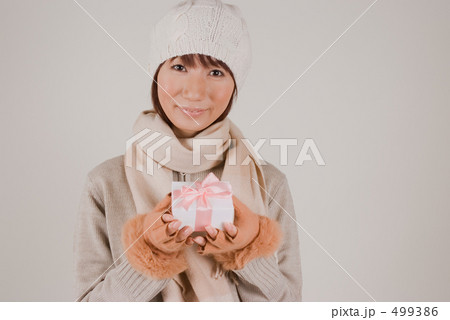 プレゼントを持つ女性 プレゼントを持つ女性 499386