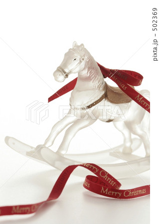 クリスマスロゴの赤いリボンと透明木馬の写真素材